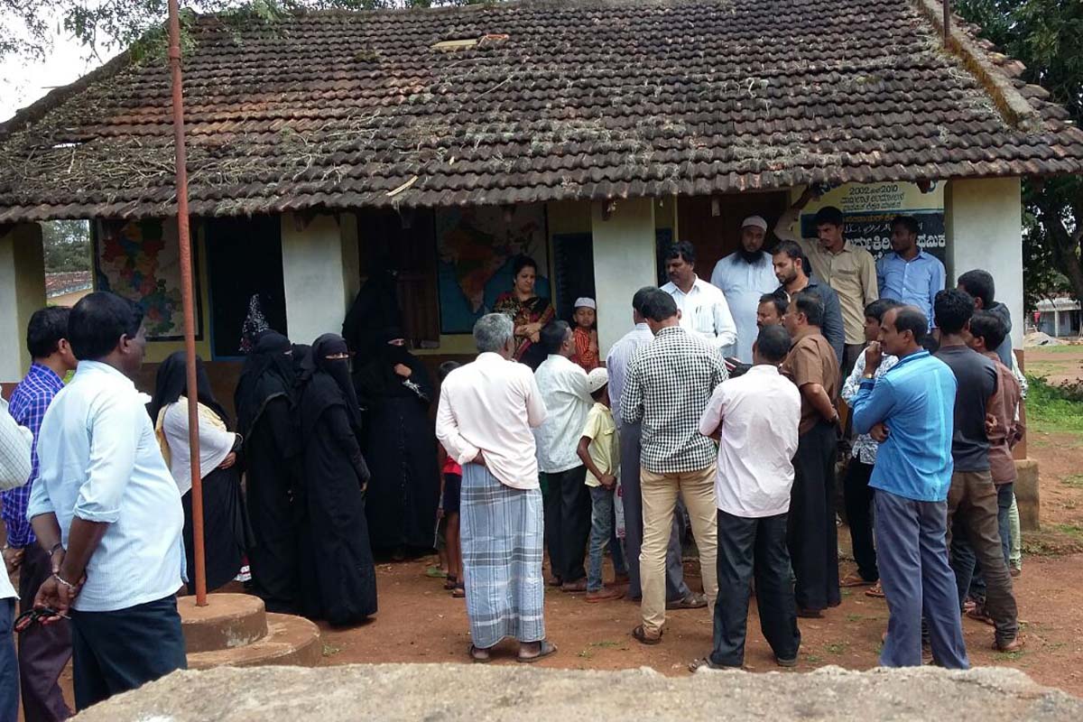 ಖಂಡಿಸಿ ಶಾಲೆಗೆ ಬೀಗ ಜಡಿದು ಪ್ರತಿಭಟನೆ